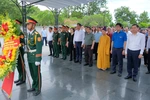 Thủ tướng Chính phủ tri ân các anh hùng liệt sĩ và dâng hương tại Khu lưu niệm Tổng Bí thư Lê Duẩn