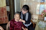 Tặng quà tri ân người có công với cách mạng