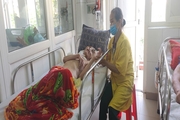 Chị gái già yếu chăm sóc em trai bị nhiễm chất độc da cam
