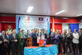 Signing MoUs for cooperation between Quang Tri and Sekong provinces