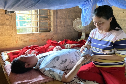 Gia đình nghèo có hai con bị bệnh