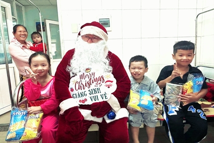 American “Santa Claus” offers gifts to Quang Tri pediatric patients
