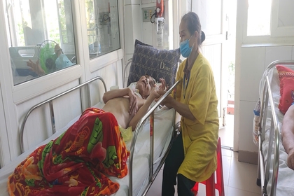 Chị gái già yếu chăm sóc em trai bị nhiễm chất độc da cam