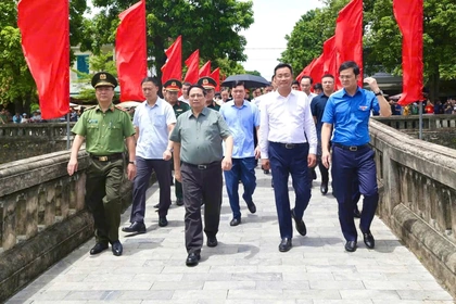 Prime Minister pays tribute to fallen heroes in Quang Tri