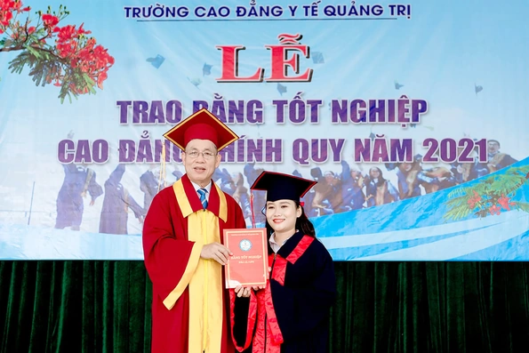 Dạy nghề cho du học sinh Lào