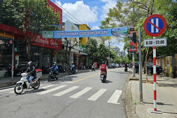 Đông Hà: Lắp đặt biển báo cấm đỗ xe ngày chẵn lẻ tại đường Nguyễn Trãi, Hàm Nghi