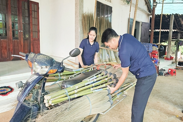 Vợ chồng cán bộ trẻ làm kinh tế giỏi