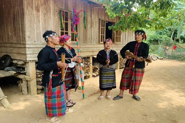 Người phụ nữ Vân Kiều bảo tồn bản sắc văn hóa dân tộc