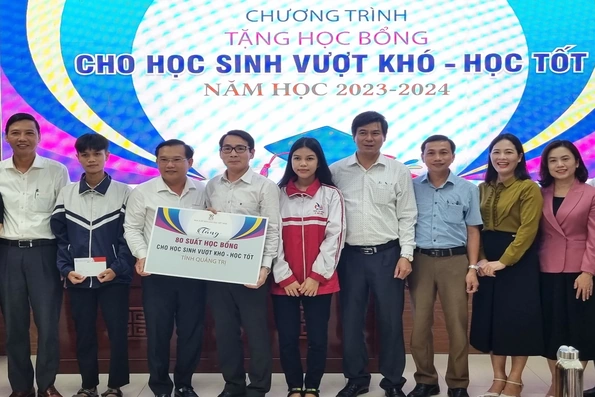Nhà xuất bản Giáo dục Việt Nam tặng 80 suất học bổng cho học sinh vượt khó, học tốt