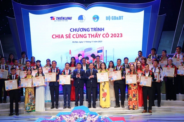 Thầy giáo vùng cao Quảng Trị được vinh danh tại Chương trình “Chia sẻ cùng thầy cô