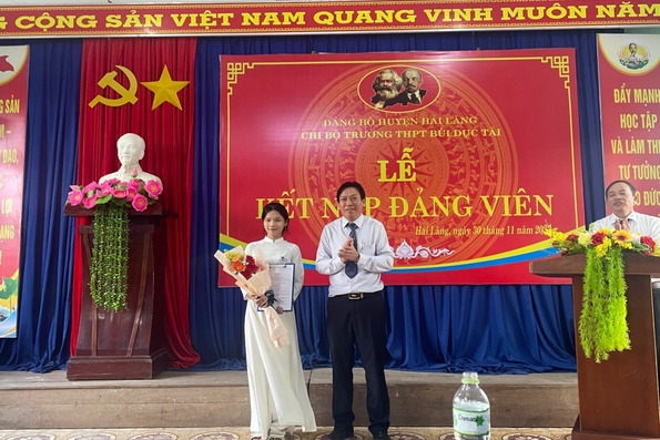 Chi bộ Trường THPT Bùi Dục Tài tổ chức lễ kết nạp “đảng viên tuổi 18”