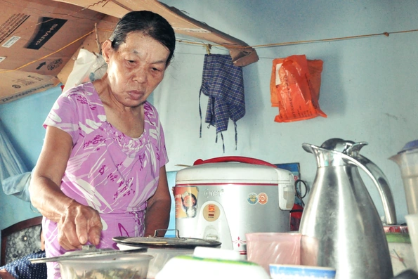 Mẹ già nhặt ve chai nuôi hai con bị bệnh