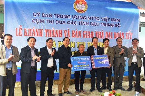 Cụm thi đua Ủy ban MTTQ Việt Nam các tỉnh Bắc Trung Bộ:  Tri ân anh hùng liệt sĩ và trao nhà đại đoàn kết cho hộ nghèo
