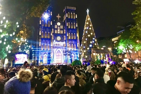Người dân vui đón Noel trong thanh bình và hoan hỉ