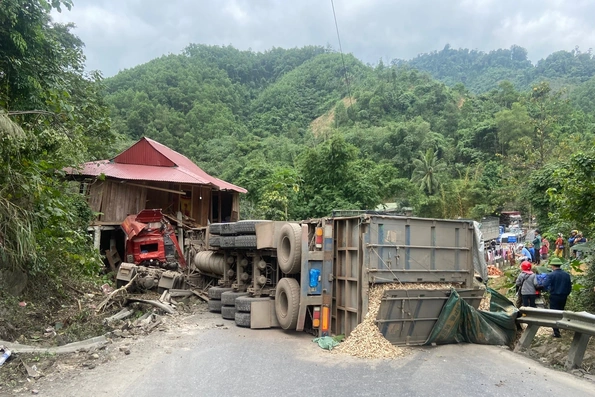 Xe đầu kéo đâm vào nhà sàn người dân trên đường Hồ Chí Minh nhánh Tây