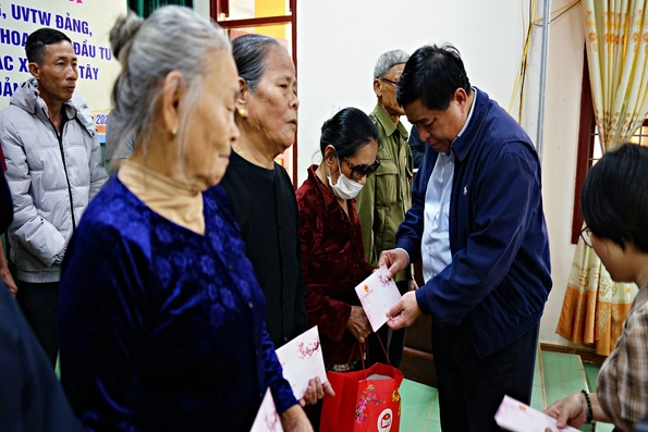 Bộ trưởng Bộ Kế hoạch và Đầu tư Nguyễn Chí Dũng thăm, tặng quà cho các hộ gia đình chính sách tại tỉnh Quảng Trị