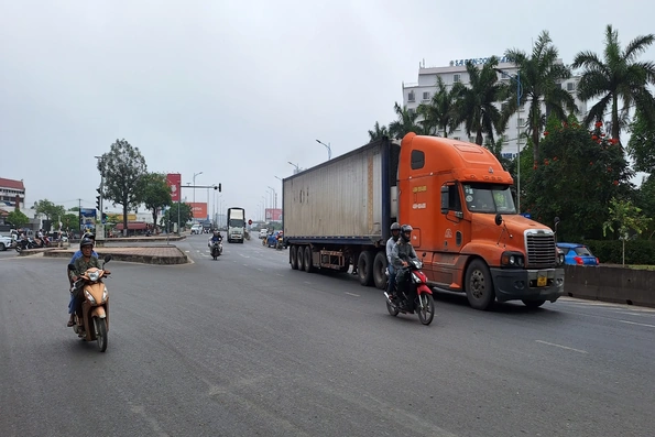 Cấm xe khách trên 30 chỗ và xe tải trọng cao đi vào cao tốc Cam Lộ - La Sơn - Nhiều rủi ro cho người dân ở khu vực đô thị