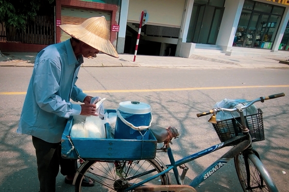 Chuông treo lủng lẳng trước xe