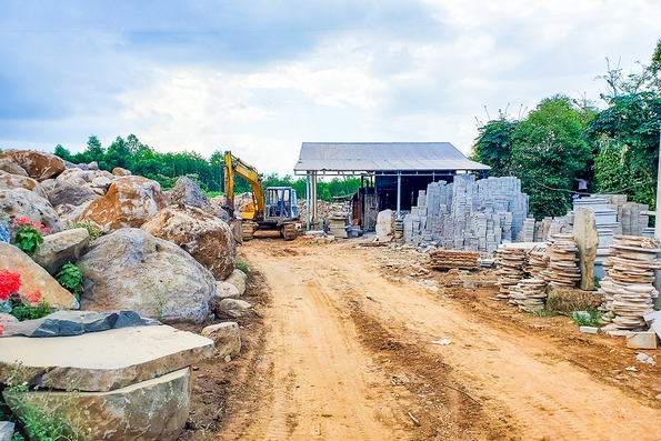 Phản hồi bài viết: “Cần quản lý để việc khai thác, cắt chẻ đá ba dan đúng pháp luật”: Kiểm tra cơ sở cắt xẻ đá trái phép mà báo Quảng Trị phản ánh