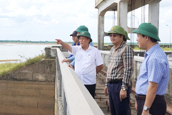 Phó Chủ tịch Thường trực UBND tỉnh Hà Sỹ Đồng kiểm tra các công trình thủy lợi trước mùa mưa lũ