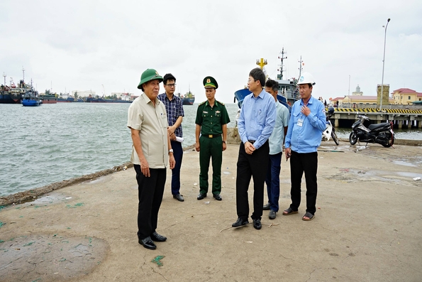 Kiểm tra công tác phòng chống áp thấp nhiệt đới tại cảng cá, khu neo đậu tàu thuyền tránh trú bão