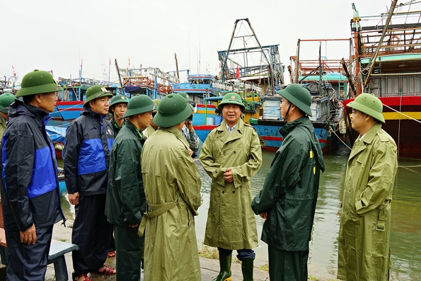 Chủ tịch UBND tỉnh Võ Văn Hưng kiểm tra công tác phòng chống bão số 4 tại huyện Triệu Phong và Hải Lăng