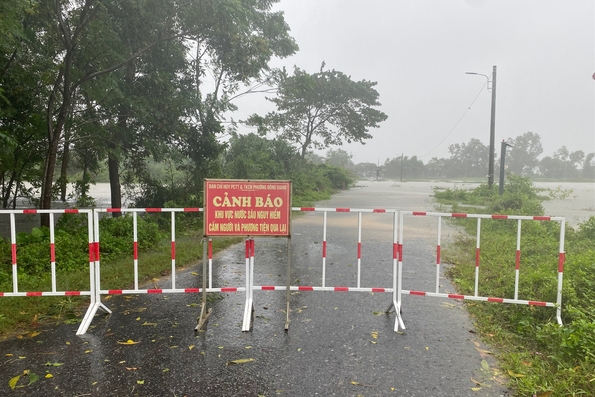 Triệu Phong, Đông Hà: Mưa lớn gây ngập nhiều nơi, người dân di dời tài sản lên cao