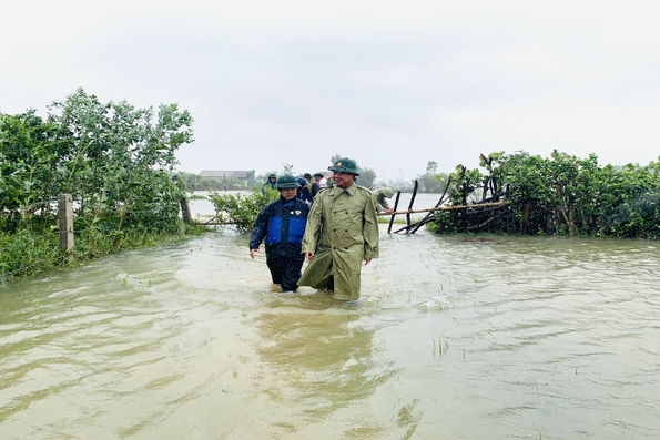 Chủ tịch UBND tỉnh Võ Văn Hưng kiểm tra tình hình ngập lụt và thăm hỏi, tặng quà cho người dân huyện Vĩnh Linh