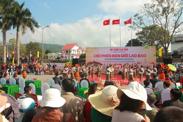 Độc đáo, hấp dẫn Chợ phiên biên giới Lao Bảo