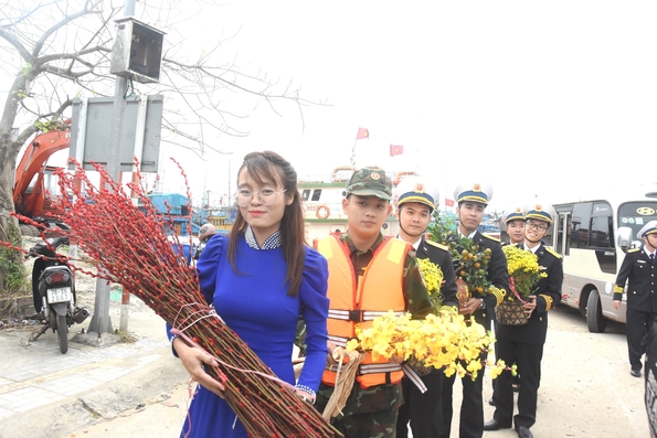 Thăm, chúc Tết quân dân huyện đảo Lý Sơn