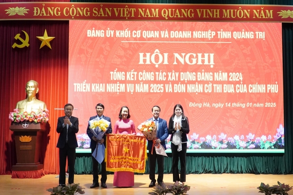 Đảng ủy Khối Cơ quan và Doanh nghiệp tỉnh Quảng Trị triển khai nhiệm vụ 2025 và đón nhận Cờ thi đua của Chính phủ