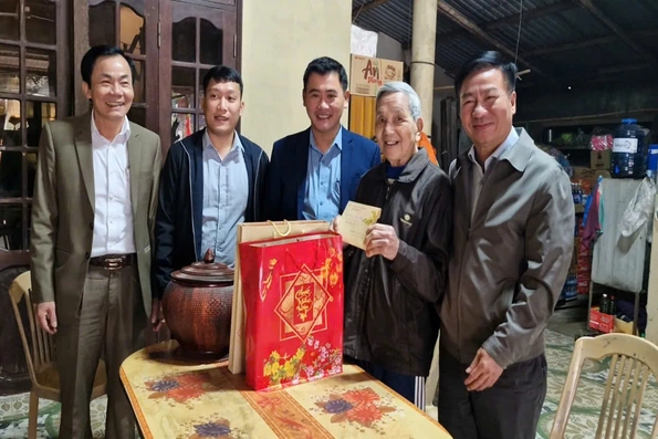 Thăm, chúc tết các gia đình người có công, cán bộ lão thành cách mạng
