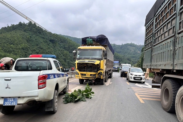 Xe máy không biển kiểm soát đâm trực diện xe tải trên Quốc lộ 9 khiến 2 người tử vong