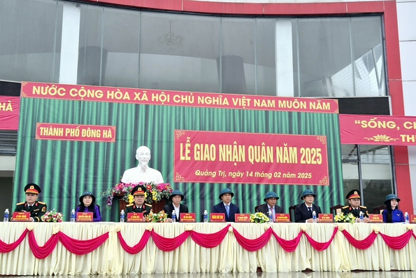 Đông Hà: 143 thanh niên hăng hái lên đường nhập ngũ