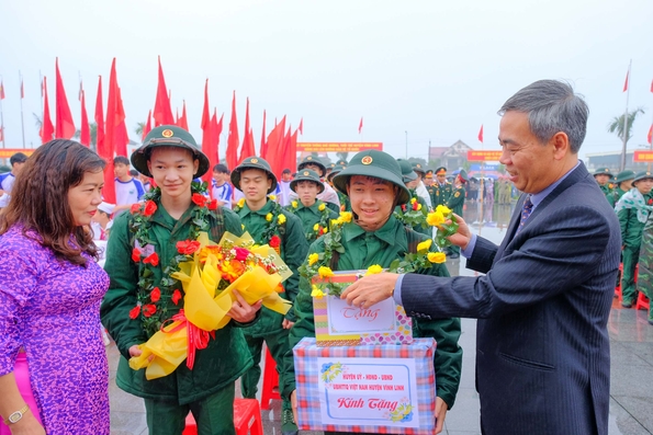 Phó Bí thư Thường trực Tỉnh ủy, Chủ tịch HĐND tỉnh Nguyễn Đăng Quang dự lễ giao nhận quân tại huyện Vĩnh Linh