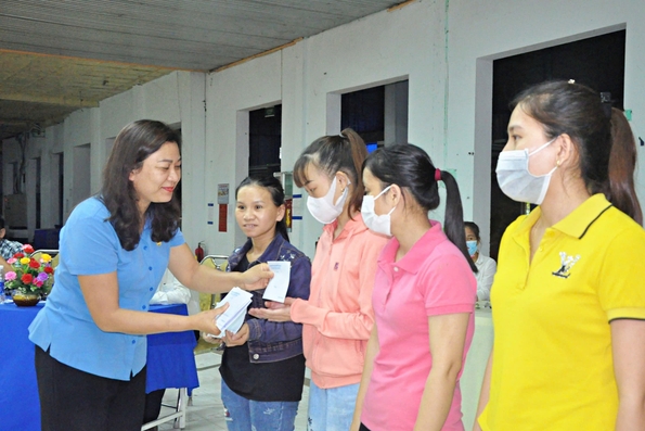 Đẩy mạnh các phong trào thi đua yêu nước trong công nhân, viên chức, lao động