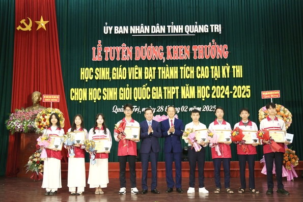 Khen thưởng học sinh, giáo viên đạt thành tích cao tại Kỳ thi chọn học sinh giỏi quốc gia THPT 