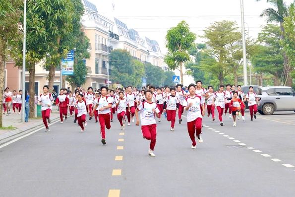 Hơn 700 vận động viên tham gia Giải chạy bộ “Running steps of youth”