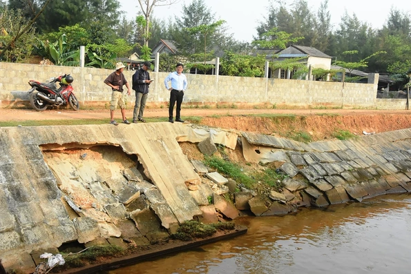 Kè chống xói lở bị sạt lở nặng ở xã Hải An
