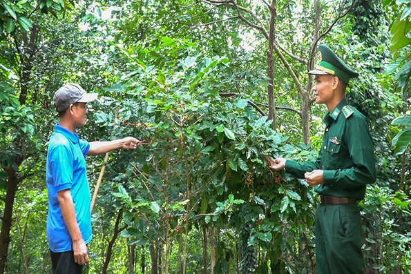 Chung tay xây dựng hệ thống chính trị cơ sở vùng biên vững mạnh