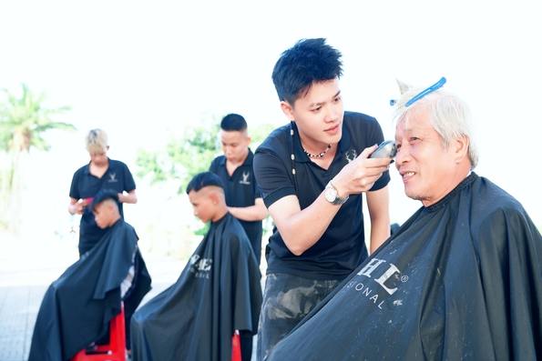 Trao gửi yêu thương từ điểm cắt tóc 0 đồng