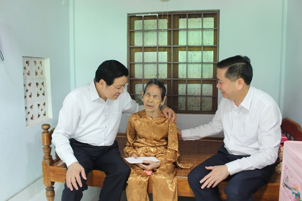 Trưởng Ban Nội chính Trung ương Phan Đình Trạc tặng quà cho người có công
