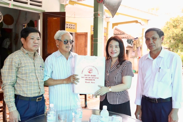 Chủ nhiệm Ủy ban Kiểm tra Tỉnh ủy Hồ Thị Thu Hằng tặng quà gia đình chính sách