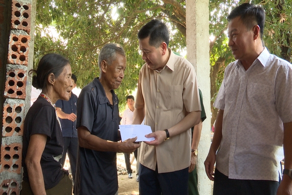 Bí thư Tỉnh ủy Nguyễn Long Hải kiểm tra tiến độ xóa nhà tạm, nhà dột nát tại Đakrông