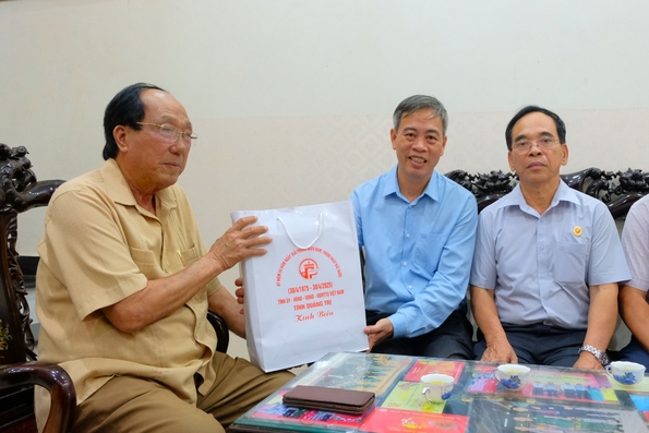 Lãnh đạo tỉnh thăm, tặng quà các gia đình có công với cách mạng