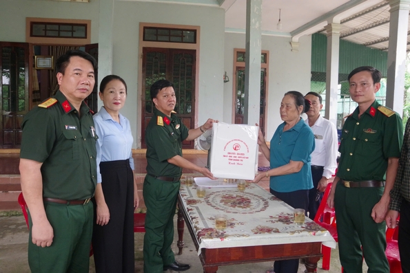 Bộ CHQS tỉnh Quảng Trị thăm, tặng quà các đối tượng chính sách