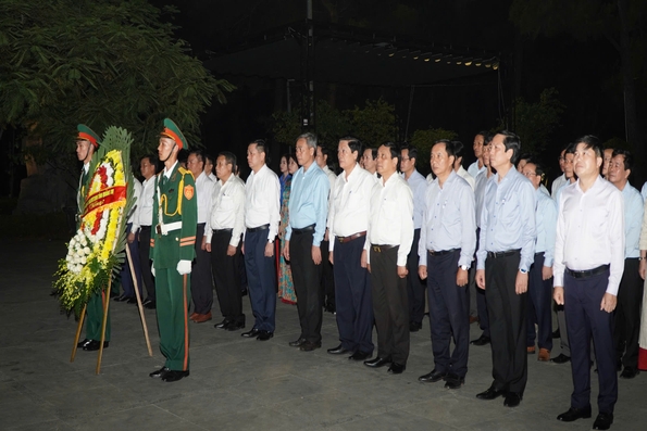 Lãnh đạo tỉnh Quảng Trị dâng hương tưởng nhớ các anh hùng liệt sĩ