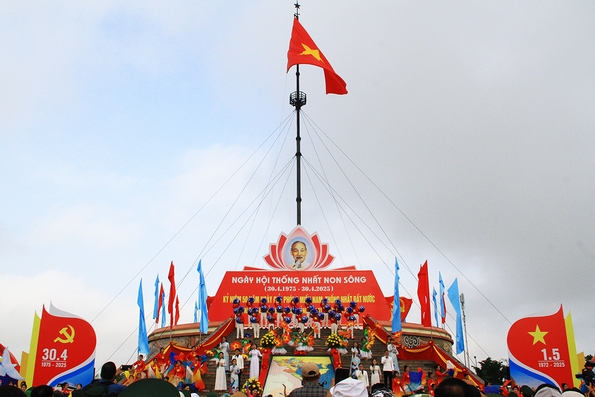 Tổ chức trang trọng Lễ Thượng cờ “Thống nhất non sông”