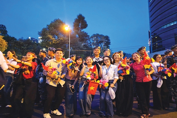 Biển xanh sông gấm thắm màu hòa bình