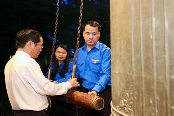 Tuổi trẻ thắp nến tri ân các anh hùng liệt sĩ